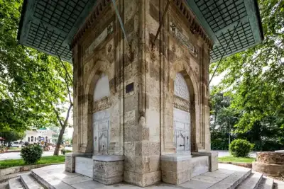 Hacı Adil Bey Çeşmesi dört yönlü taş mimarisi detayı