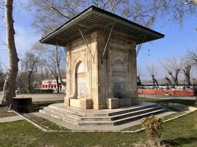 Hacı Adil Bey Çeşmesi çıplak ağaçlar arasında kış manzarası