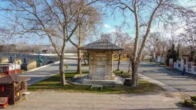 Hacı Adil Bey Çeşmesi su kenarında doğa ortamında