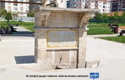 Hacılar Ezanı Çeşmesi yeşil alan ortasında tarihi yapı