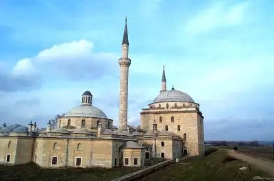 İkinci Bayezid Külliyesi Sağlık Müzesi kubbeli yapıları yaşil alan