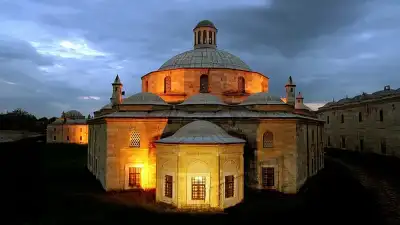 İkinci Bayezid Külliyesi Sağlık Müzesi avlu ve osmanlı mimarisi