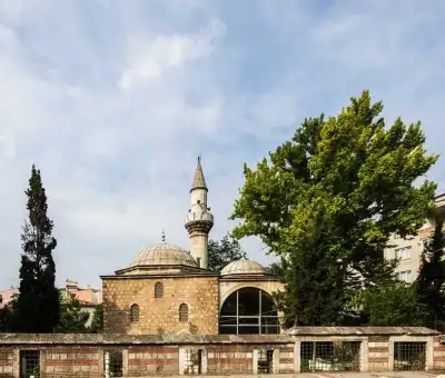 Kadı Bedrettin Camii kubbe ve minare yapısı yeşillikler arası