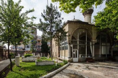 Kadı Bedrettin Camii geniş pencereli cephe avlu manzarası