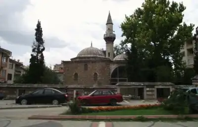 Kadı Bedrettin Camii cephesi parklandırılmış avlu önünde