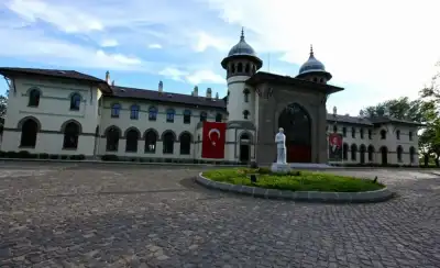 Karaağaç Tren Garı türk bayrağı kubbeyle mimari