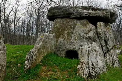 Lalapaşa Dolmenleri orman alanında eski mezar odası