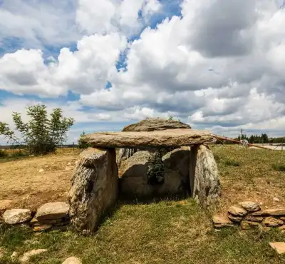Lalapaşa Dolmenleri bulutlu gökyüzü altında dolmen yapısı