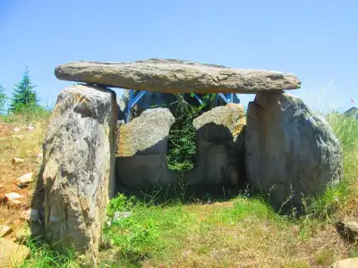 Lalapaşa Dolmenleri yeşil ot içinde iç odası görünümü