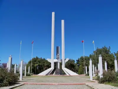 Lozan Anıtı ve Müzesi mavi gökyüzü altında anıt