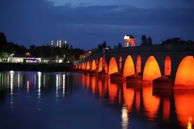 Mecidiye Köprüsü (Meriç Köprüsü) gece aydınlatması ile iç içe