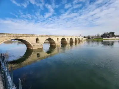 Mecidiye Köprüsü (Meriç Köprüsü) açık mavi gökyüzü altında
