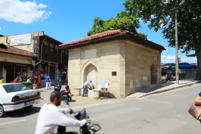 Merzifonlu Kara Mustafa Paşa Çeşmesi sokak ortasında konumlanmış