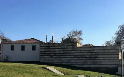 Mezit Bey (Çukur) Hamamı çizgili taş duvarları ön görünüş