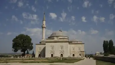 Muradiye Camii ve Mevlevihanesi beyaz taş yapı ön cephe