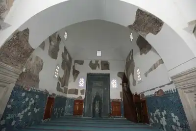 Muradiye Camii ve Mevlevihanesi iç mekan kubbe ve çini detayı