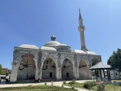 Muradiye Camii ve Mevlevihanesi çok kubbeli mimari yapı bahçesi