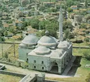 Muradiye Camii ve Mevlevihanesi taş yapı minare ve avlu görünümü