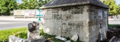 Nazır Çeşme piramit çatı ve eski taş duvarları