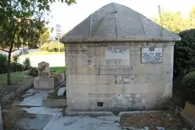 Nazır Çeşme beyaz çatı bahar yeşilliğiyle şehir meydanında