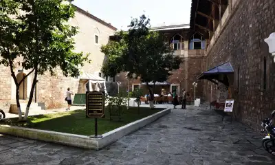 Rüstempaşa Kervansarayı taş avlusu ve tarihi yapı