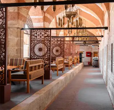 Rüstempaşa Kervansarayı kemeri ve mobilyaları
