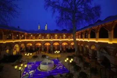 Rüstempaşa Kervansarayı gece aydınlatması detayı