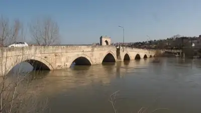 Saraçhane Köprüsü'nün çoklu kemerli mimarisi nehir kenarında