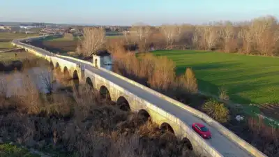 Saraçhane Köprüsü kırmızı araç ve tarım arazileriyle panorama