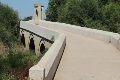 Saraçhane Köprüsü'nün sağlam taş kemerleri ve çevre doğası