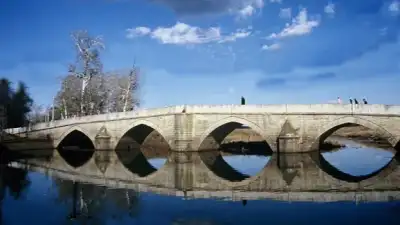 Saray Köprüsü (Kanuni Köprüsü) su üzerine yansıması, kış mevsimi