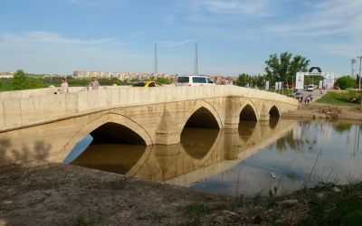 Saray Köprüsü (Kanuni Köprüsü) şehir arka planında, kuru bölge