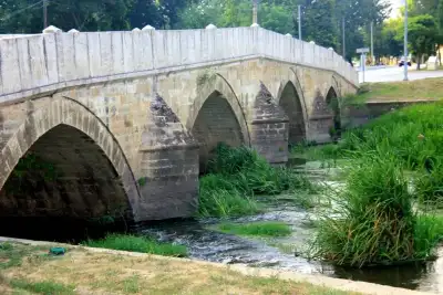 Saray Köprüsü (Kanuni Köprüsü) yeşil nehir kenarında, orman ortamı