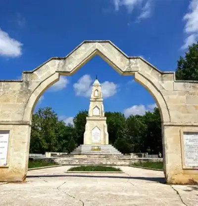Sarayiçi Balkan Şehitliği taş kapı çerçevesi manzarası