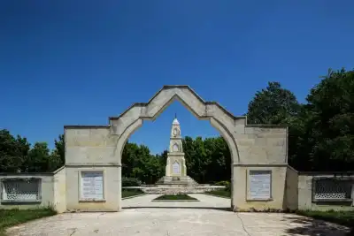Sarayiçi Balkan Şehitliği yeşil alanda modern yapı