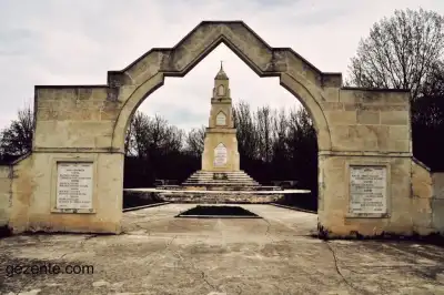 Sarayiçi Balkan Şehitliği beyaz obelisk anıtı
