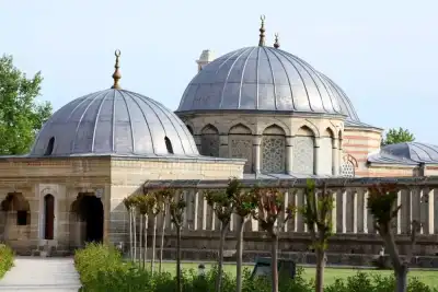 Selimiye Arastası bahçesinde kubbeli yapılar ve peyzaj