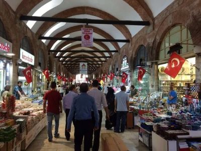 Selimiye Arastası'nda Türk bayrağı ve çini eserler