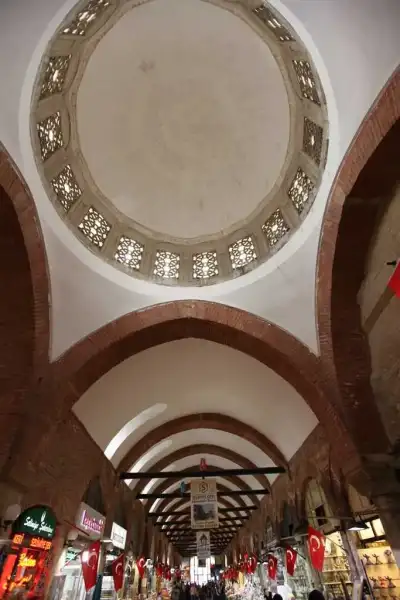 Selimiye Arastası uzun koridorunda tuğla kemerler