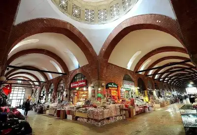 Selimiye Arastası'nda tuğla tonozlu çatı ve dükkanlar