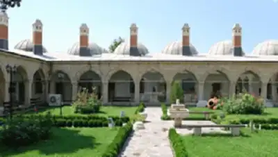 Selimiye Vakıf Müzesi avlu revağı ve merkezi bahçe alanı