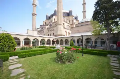 Selimiye Vakıf Müzesi kubbe mimarisi ve yeşil avlu görünümü