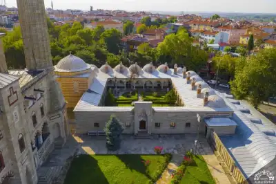 Selimiye Vakıf Müzesi revağı şehir manzarası arka plan