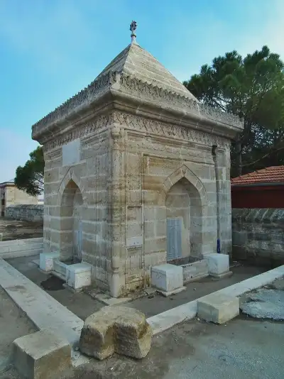 Sinan Ağa Çeşmesi geniş açıdan görünüş ve gotik kemerli girişi