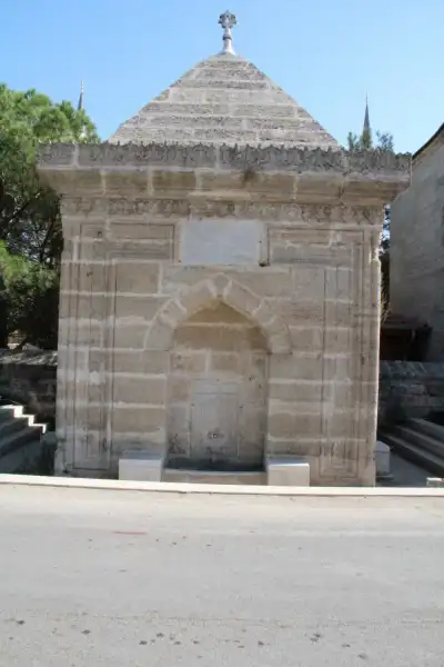 Sinan Ağa Çeşmesi çift kemerli cephesi ve taş dekorasyon