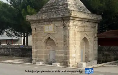 Sinan Ağa Çeşmesi dış cephesi kemerli girişleri ve piramit domed çatısı