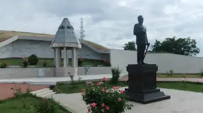 Şükrü Paşa Anıtı ve Balkan Savaşı Müzesi heykeli çiçek düzenlemesiyle
