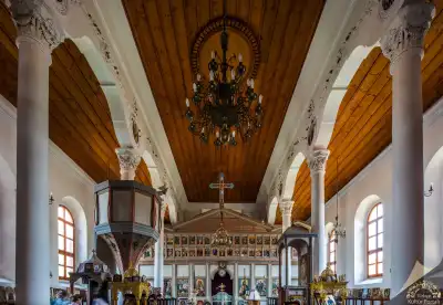 Sveti Konstantin ve Elena Kilisesi geniş nef ve dekoratif tavanı