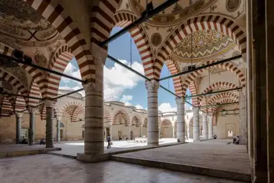Üç Şerefeli Cami yeşil alan ve minareleri