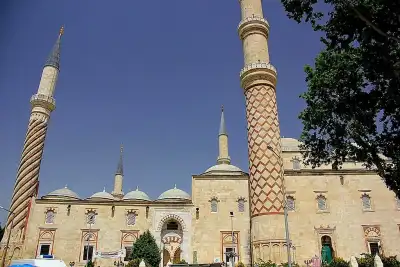 Üç Şerefeli Cami dış cephe altın saatli güneşte